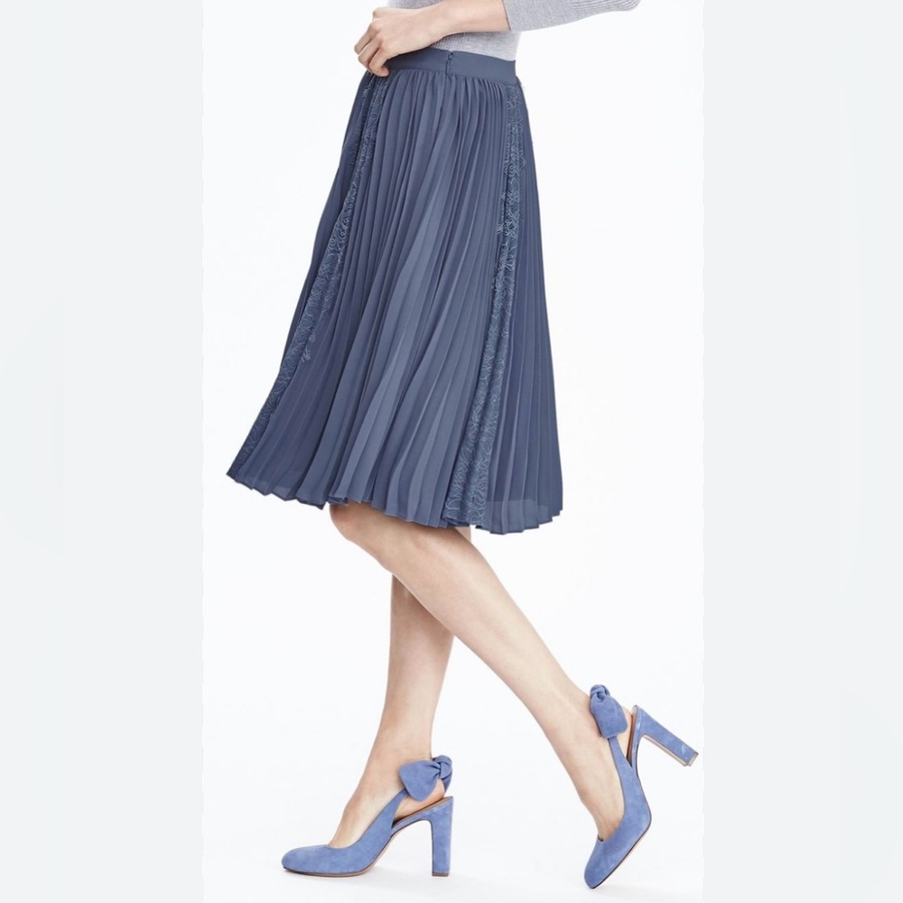 Banana Republic Size 4 blue pleated skirt with lace